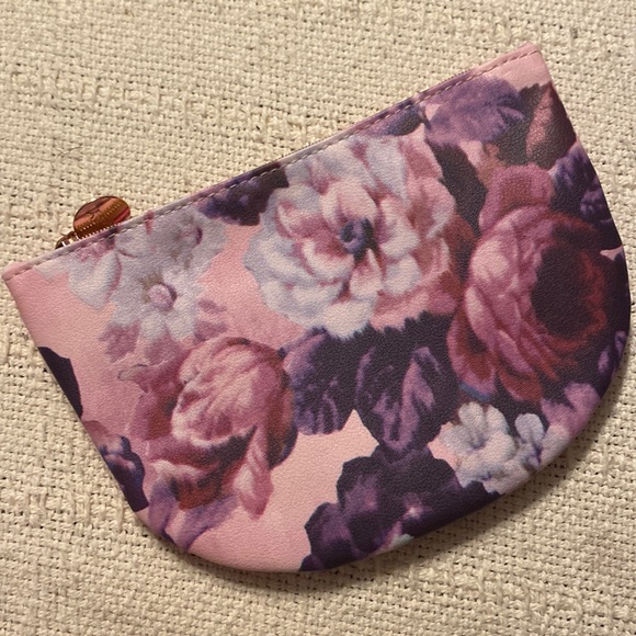 ipsy Handbags - Floral Ipsy cosmetic bag